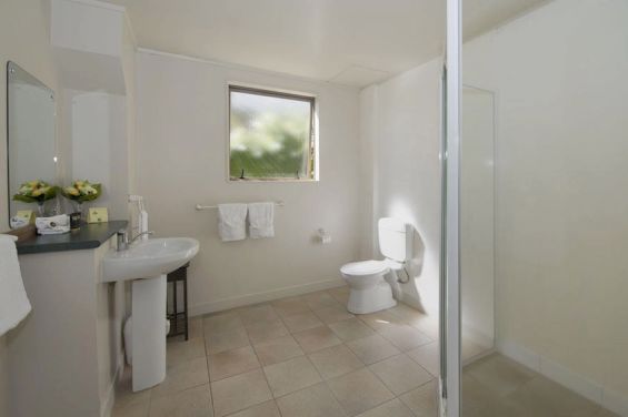 Twin Studio - bathroom